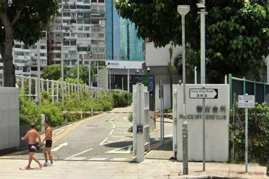 專線小巴疑行錯路 闖入警官會所撞毀欄杆