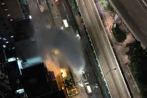 筲箕灣南安街凌晨爆水管 射出逾20米水柱