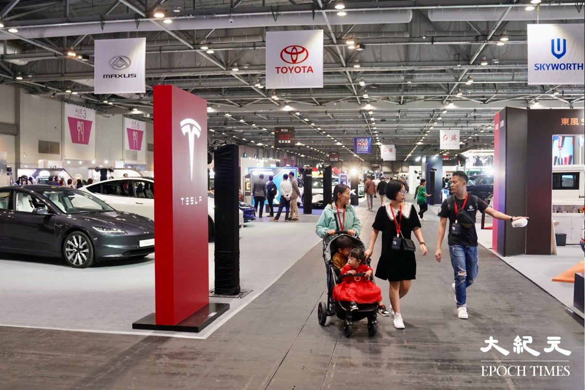 香港國際汽車博覽共有100多家展商展出約200輛不同品牌、不同產地、不同時期的乘用車、商用車、電單車。（余鋼／大紀元）