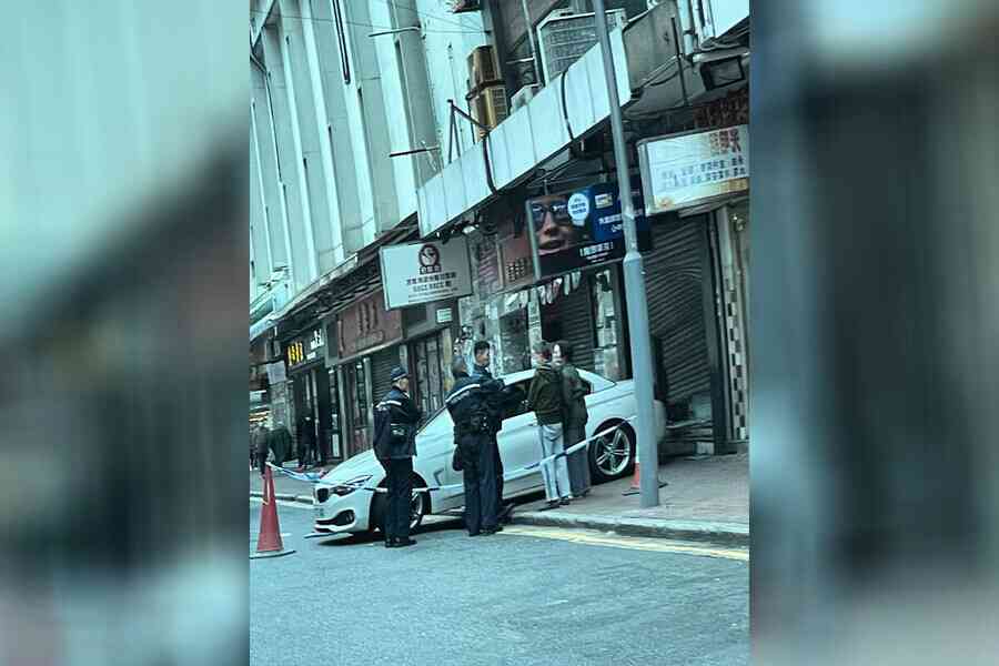 八旬翁倒車失事撞眼鏡舖 幸無傷亡