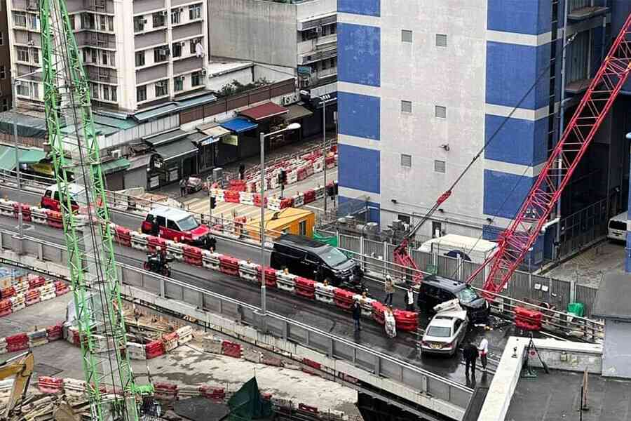 加士居道天橋兩車迎頭撞釀四傷