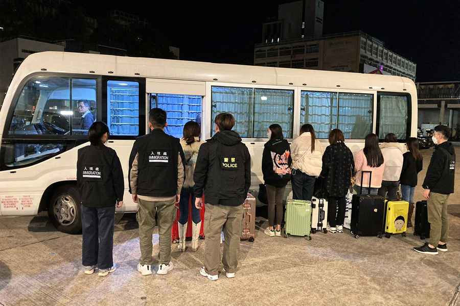 警方聯同入境處元朗掃黃 拘42名大陸女子