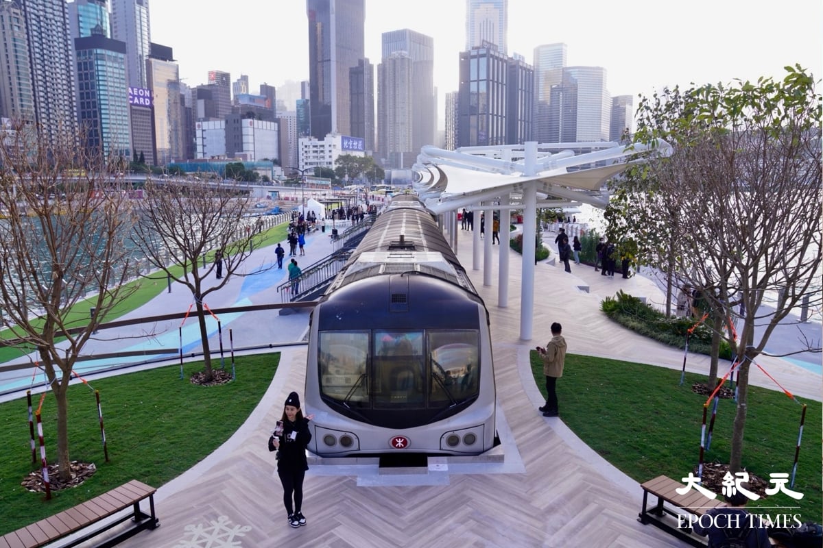 港鐵東鐵綫中期翻新列車（俗稱「烏蠅頭」），在2022年5月退役後，其中兩卡重置於灣仔水上運動及康樂主題區。（余鋼／大紀元）