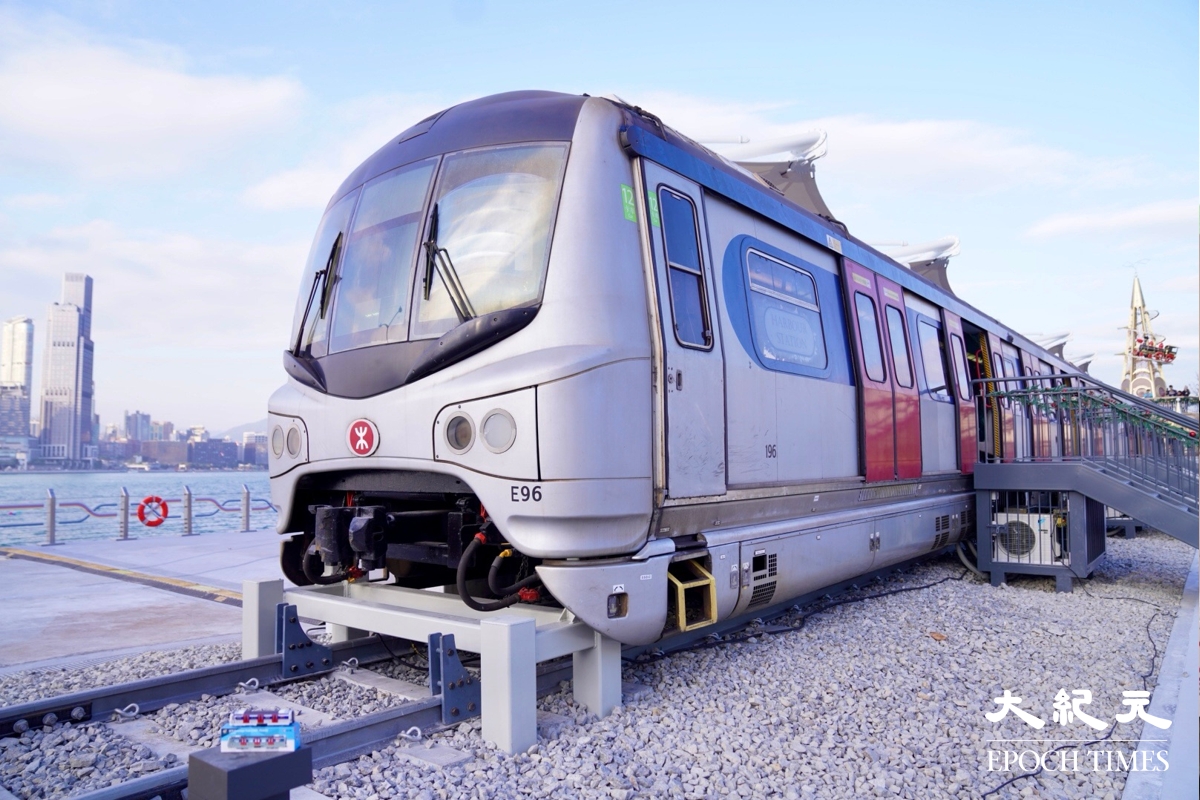 市民可經新設的樓梯或階梯式設計的「海濱站」月台，進入車廂參觀。（余鋼／大紀元）