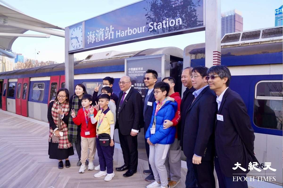 市民可經新設的樓梯或階梯式設計的「海濱站」月台，進入車廂參觀。（余鋼／大紀元）