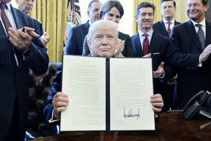 特朗普簽署行政令 廢除「扼殺」就業的法規