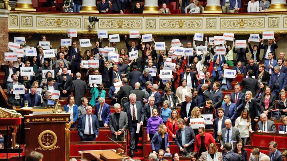 法國新移民法 32省拒執行 七成受訪者支持