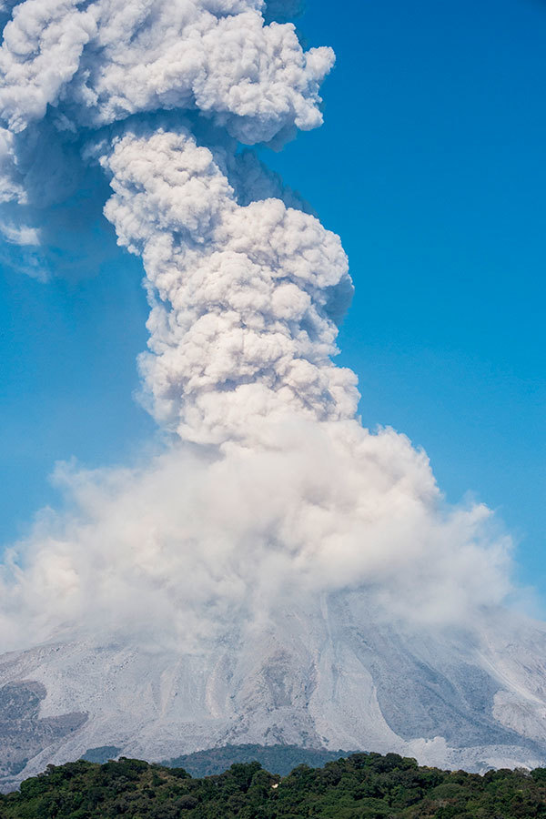 危地馬拉的活火山富埃戈火山（Volcano of Fire）當地時間周六（25日）爆發，噴出高達4,500米的火山灰。（AFP/Hector Guerrero）