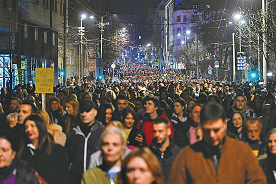 數千塞爾維亞人聚集首都抗議選舉不公