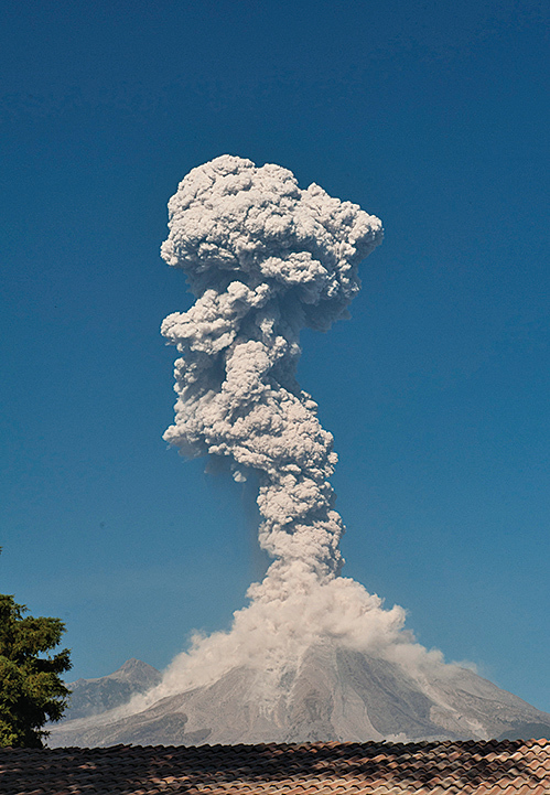 危地馬拉的活火山富埃戈火山上周六（25日）爆發，噴出高達4,500米的火山灰。（AFP）