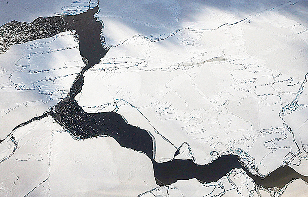 兩極冰層斷裂的景象在空中清晰可見，而且怵目驚心。（Getty Images）