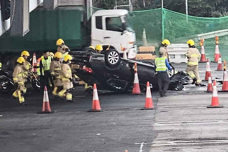 紅隧口私家車撞壆翻側 司機頭部受傷送院