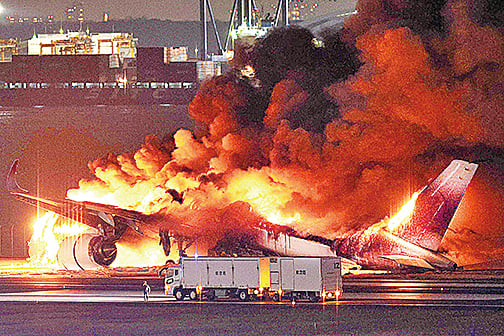 傳與保安廳飛機擦撞 日航客機起火燃燒