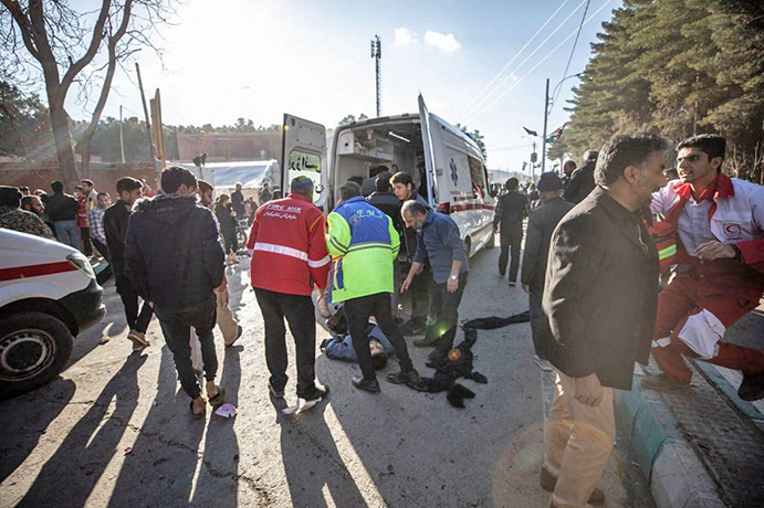 已逝蘇萊曼尼墓地發生恐襲 逾103人死