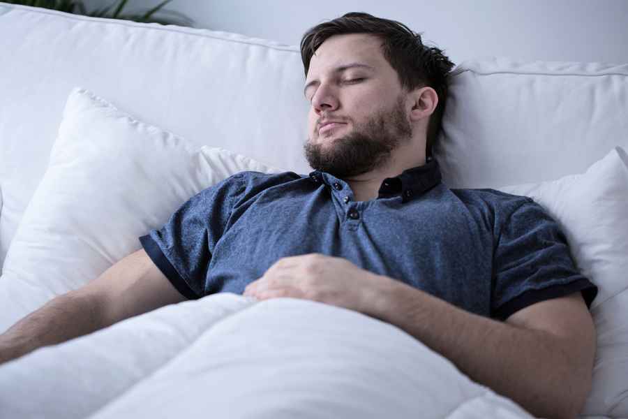 如何從睡姿看個性？專家教你幾招