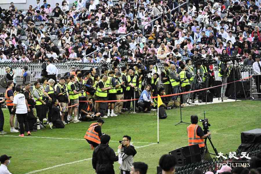 美斯訪港｜球迷手持美斯球衣冀偶像簽名 大球場保安嚴密 