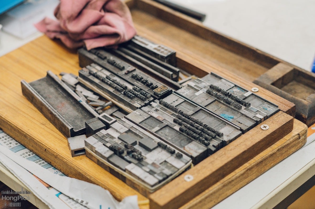 梁師傅示範名片的排版。(劉永康提供)