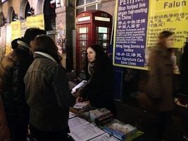 倫敦唐人街上華人主動了解法輪功真相