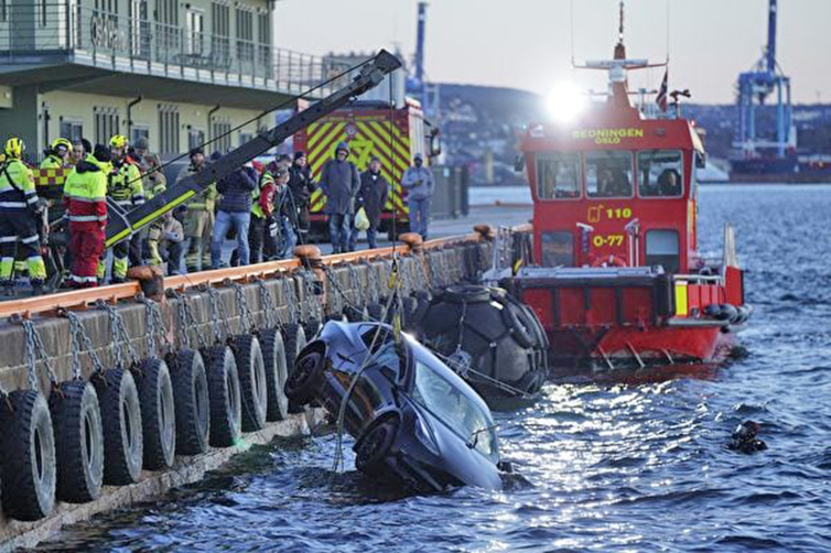 Tesla衝入挪威海中  幸被漂浮桑拿船救起