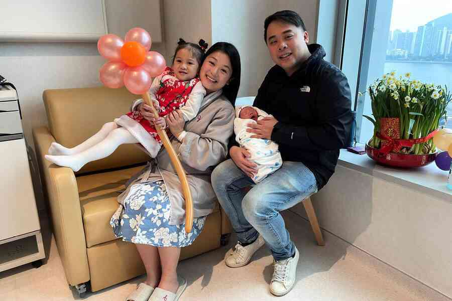 首名龍年男嬰凌晨零時零分在中大醫院出世