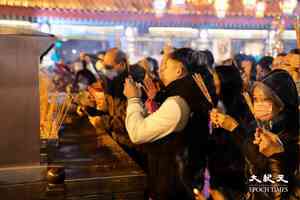 大批市民午夜前往黃大仙祠上頭炷香