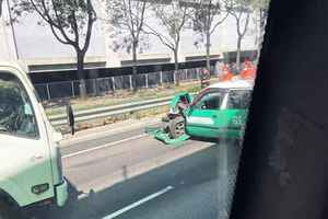 屯門公路的士貨van相撞 的士車頭嚴重損毀