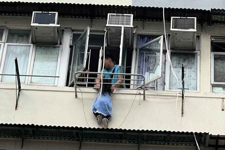 深水埗三歲女童卡晾衫架獲街坊救回 母被捕（有片）