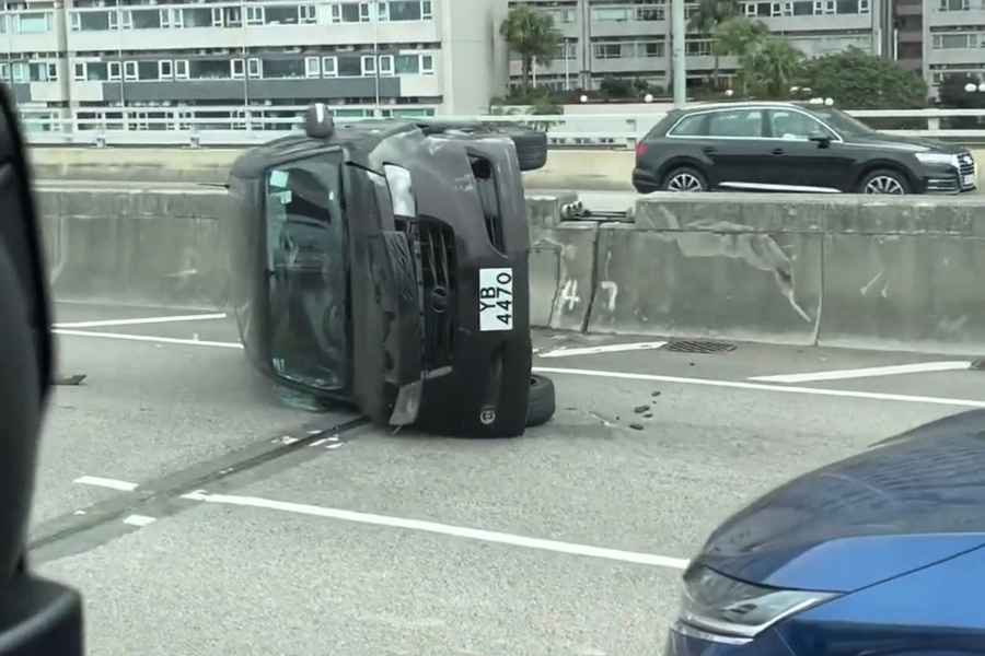 【有片】東廊私家車失事翻側 司機被困