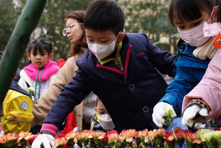 逾1100名小朋友為香港花卉展覽鑲嵌大型花壇 