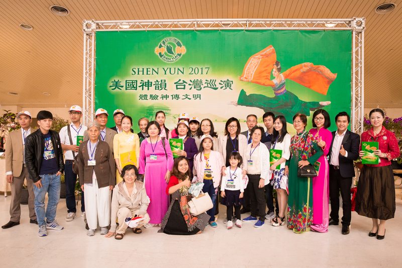 2017年3月5日下午，「越南粉絲團」觀賞美國神韻紐約藝術團在台中中山堂的演出。（陳柏州／大紀元）