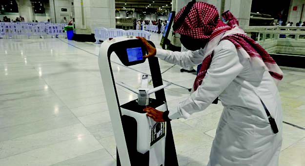 沙特首個男機械人亮相 「非禮」女記者惹議