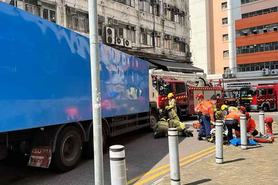 葵涌男子過路捱貨車撞 右腿被輾困車底（有片）