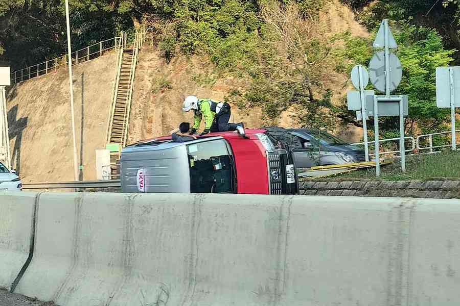 的士出九龍紅梅谷失事 撞壆後翻側