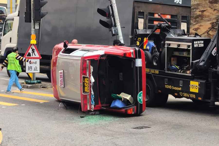 荃灣的士撞交通燈翻側 司機乘客一度被困