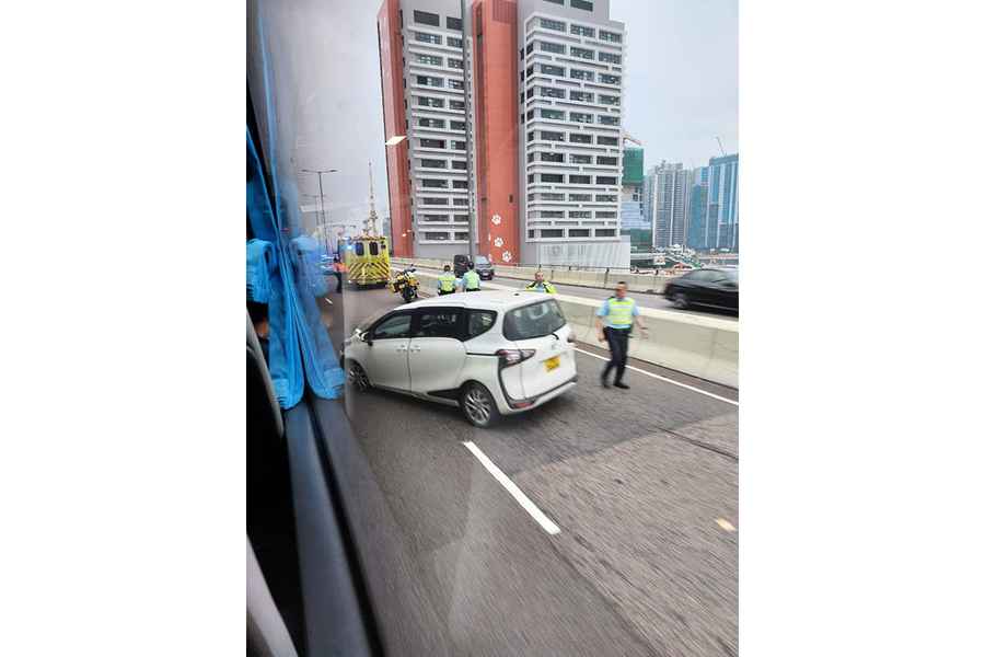 觀塘繞道私家車失事撞壆 司機腳部受傷