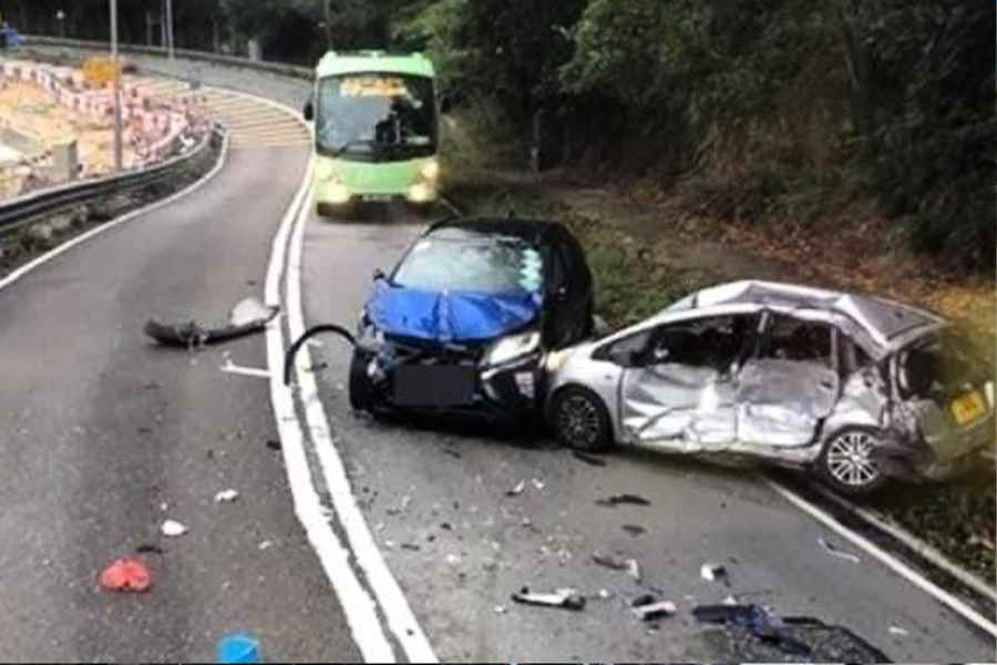 東涌道兩車迎頭撞 女司機昏迷送院搶救