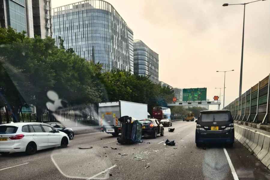 吐露港公路兩車相撞一翻側 女司機受傷送院
