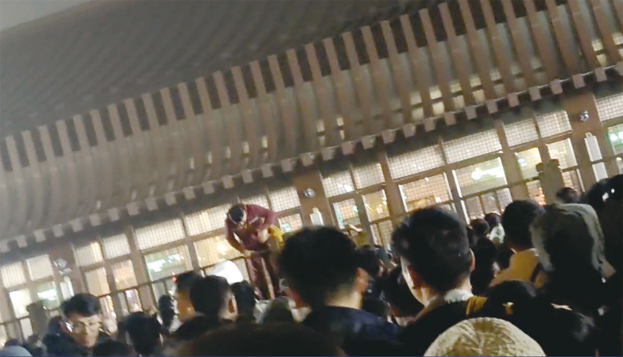 普陀山三萬遊客滯留 有人被擠暈