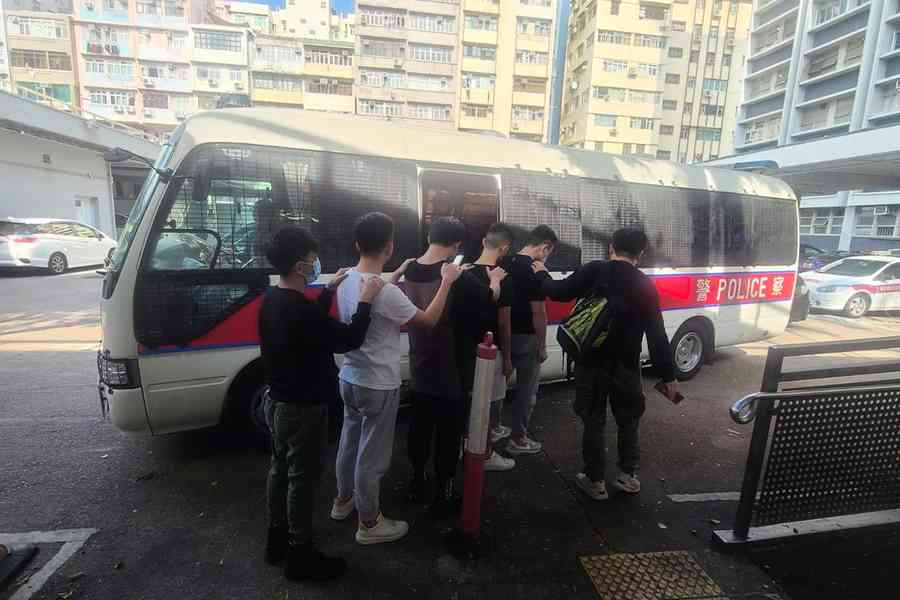 詐騙集團假冒債主追數 警方拘捕9男女