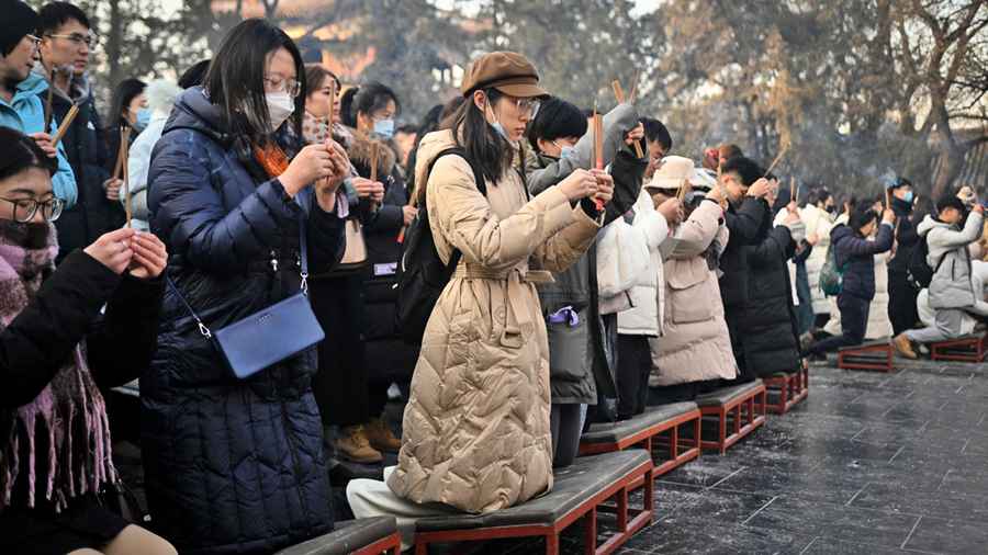 中國工作難找 年輕人湧向寺廟求職