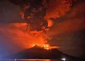 印尼火山多次噴發 機場關閉逾萬人撤離