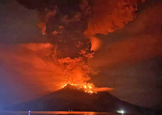 印尼火山多次噴發 機場關閉逾萬人撤離