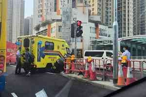 油塘救護車電單車相撞 鐵騎士手腳擦傷