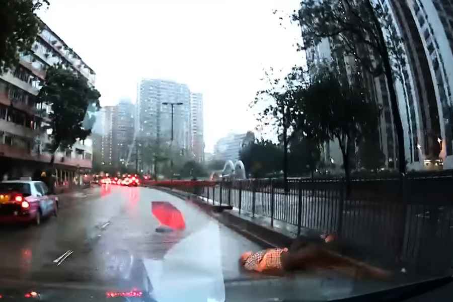 【有片】老翁冒雨跨欄過馬路跌倒 網民: 何必貪快