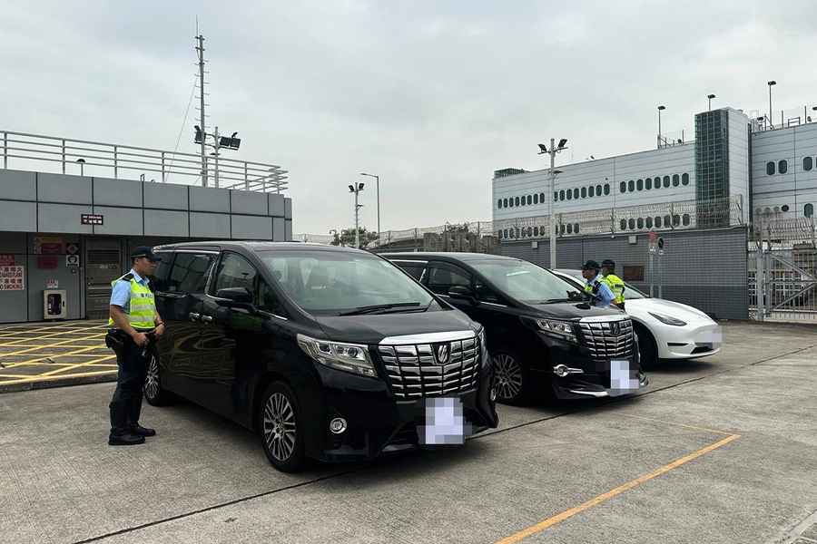 警放蛇打擊跨境白牌車 拘4名男司機