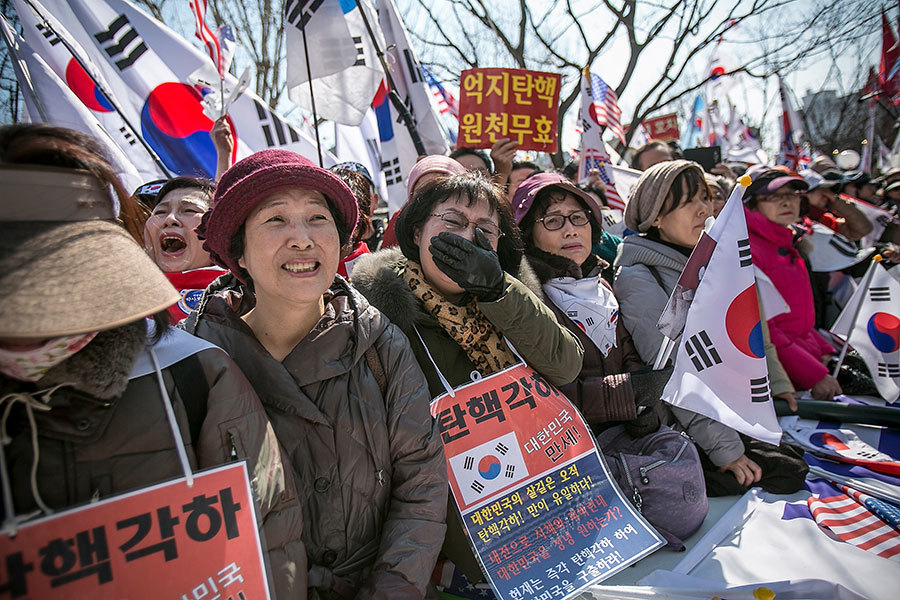 南韓憲法法院10日裁定總統朴槿惠彈劾案成立，不少朴槿惠的支持者聞訊後崩潰痛哭。（Jean Chung/Getty Images）