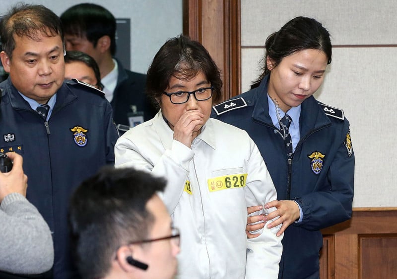 南韓憲法法院認定朴槿惠允許崔順實干預國政，並濫用總統職權。圖為朴槿惠的閨密崔順實在去年12月期間身穿囚衣出席初審聆訊。（JUNG YEON-JE/AFP/Getty Images）