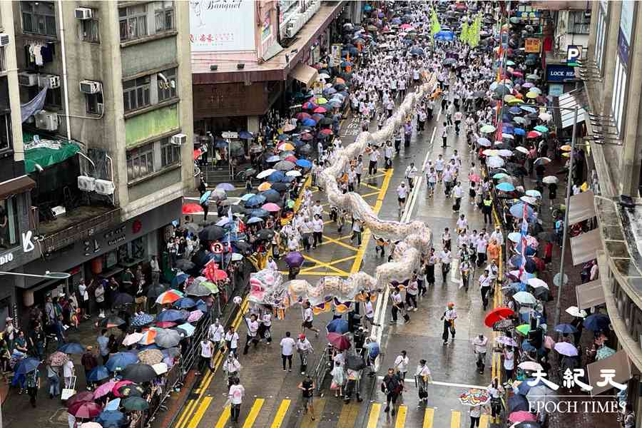 元朗天后誕會景巡遊雨中舉行 大批市民夾道觀看
