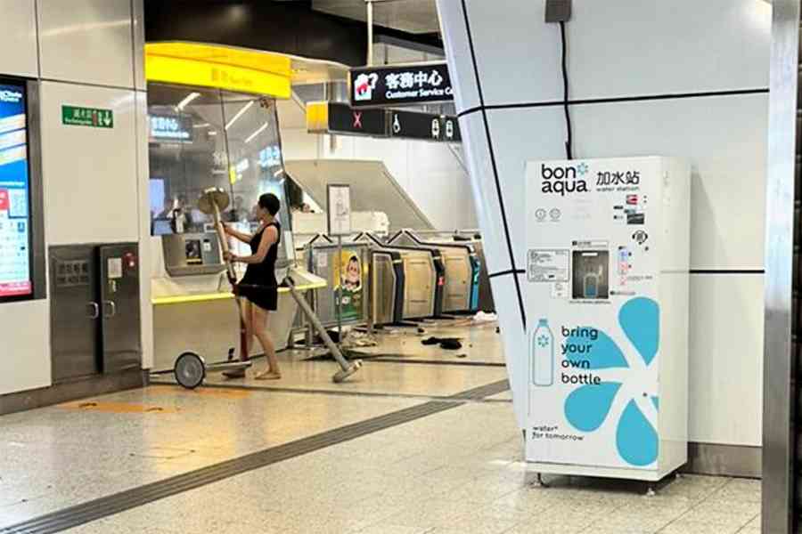 女子持欄敲觀塘站客務中心 港鐵：疑似醉酒已交警方處理