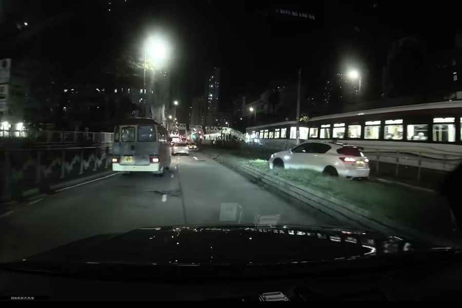 【有片】私家車闖輕鐵豐年路站 司機涉酒駕被捕